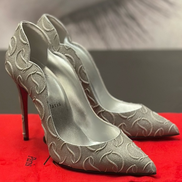 🌺 Authentic CHRISTIAN LOUBOUTIN 👠🌺Hot Chick Logo Silver Pumps  Size 7.5 - Picture 9 of 13